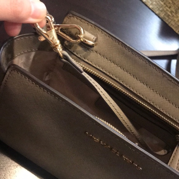 Michael Kors crossbody - Picture 3 of 6